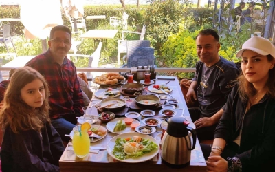 İstanbul’da Samimi Bir Buluşma: Ailemizle Kahvaltı Sofrasındayız