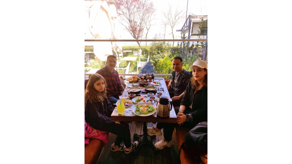 İstanbul’da Samimi Bir Buluşma: Ailemizle Kahvaltı Sofrasındayız